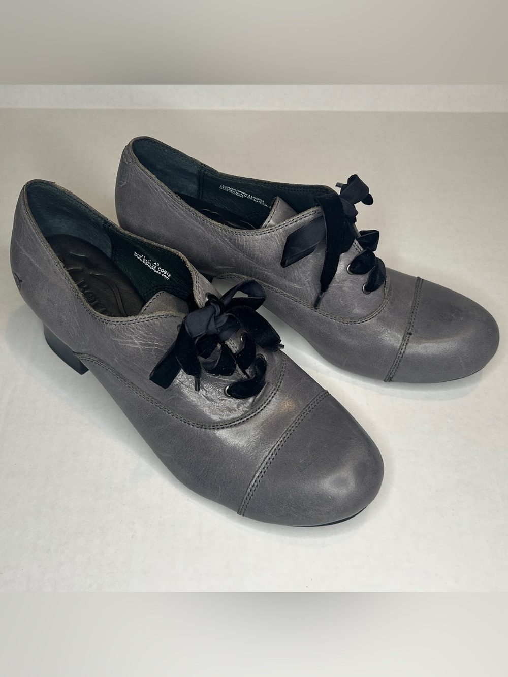 Born Size 11 Gray Leather Lace-Up Heeled Oxfords with Black Satin Ribbon Laces